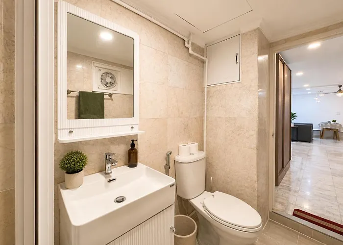 Brand New Stylish 1br Walk To Bts Perfect 2